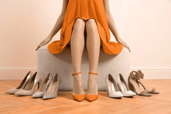 Mulher Tentando Sapatos Diferentes Dentro Casa Close — Fotografia de Stock