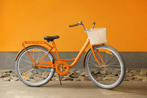 Modern Color Bicycle Basket Orange Wall — Fotografia de Stock