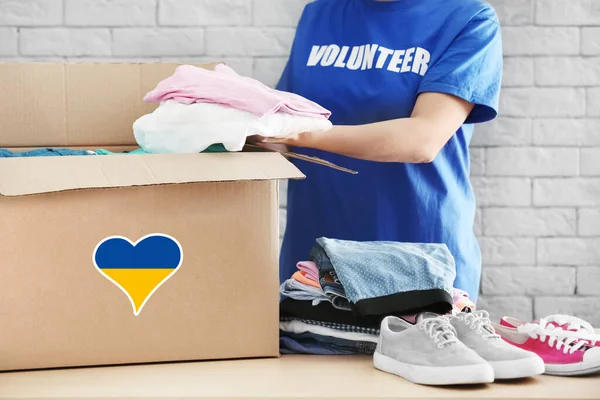 Humanitarian Aid Ukrainian Refugees Volunteer Putting Clothes Donation Box Indoors — Foto de Stock