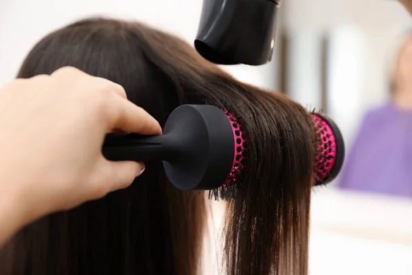 Güzellik Salonunda Müşterinin Saçını Kurutan Stilist Yakın Plan — Stok fotoğraf