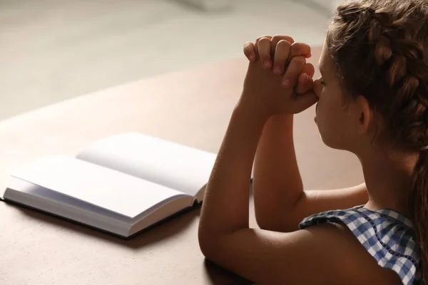 Söt Liten Flicka Ber Över Bibeln Vid Bordet Inomhus Närbild — Stockfoto
