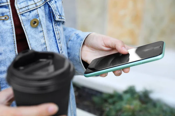 Woman Coffee Using Smartphone Outdoors Closeup — 스톡 사진