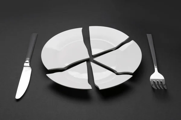 Pieces Broken Ceramic Plate Cutlery Dark Grey Background — Stock Photo, Image