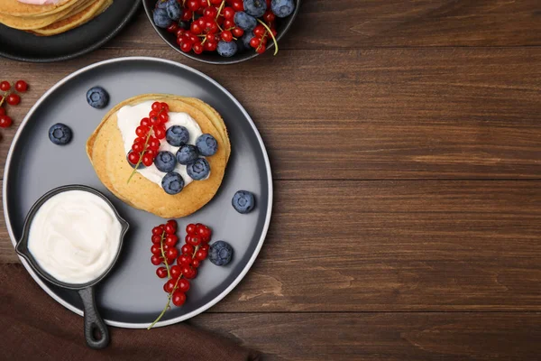 Tasty Pancakes Natural Yogurt Blueberries Red Currants Wooden Table Flat — Fotografia de Stock