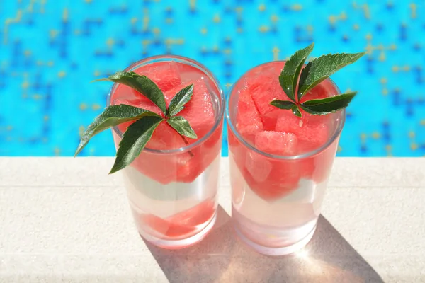 Refreshing Watermelon Drink Glasses Swimming Pool Outdoors — Fotografia de Stock