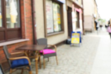 Sandalyesi ve masası olan açık kahvenin bulanık görüntüsü