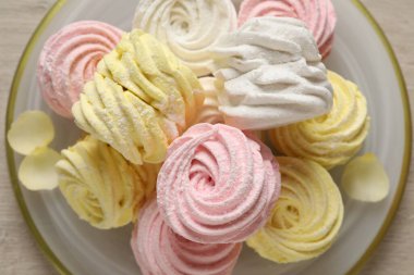 Ahşap masanın üstünde nefis şekerleme tabağı, üst manzara.