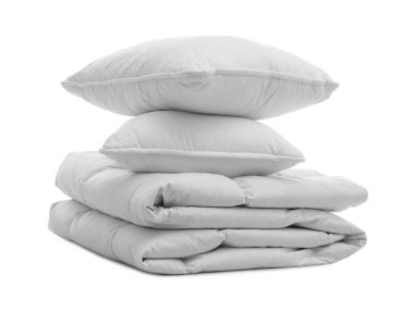 Beyaz arka planda yastıkları olan yumuşak bir battaniye.