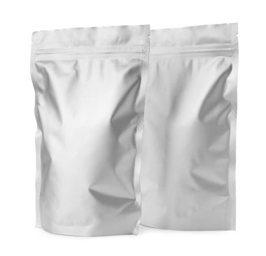 Beyaz üzerine izole edilmiş iki boş folyo paketi