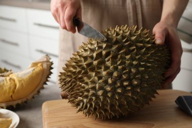 Mutfakta Durian 'ı kesen kadın, yakın plan.