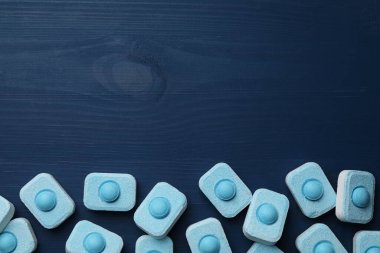 Su yumuşatıcı tabletler mavi ahşap masa üzerinde, düz yatıyordu. Metin için boşluk