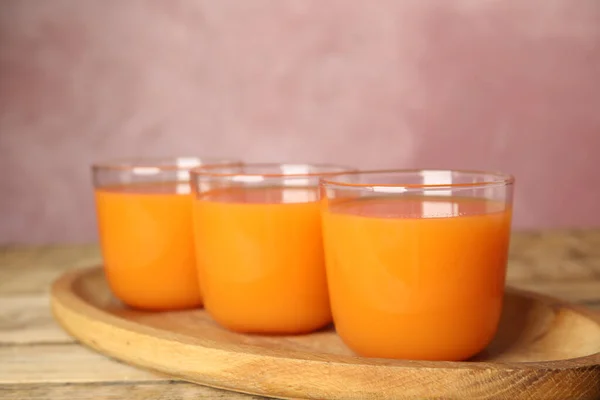 Glasses Freshly Made Carrot Juice Wooden Plate — ストック写真