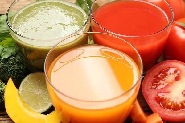 Delicious Vegetable Juices Fresh Ingredients Table Closeup — Stock Photo, Image