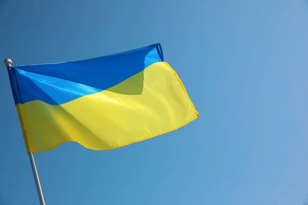 Národní Vlajka Ukrajiny Vlající Slunečného Dne Venku — Stock fotografie