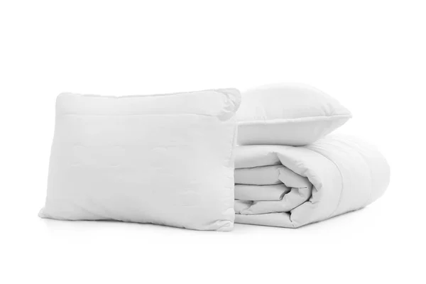 白い背景に枕が付いている柔らかい毛布 — ストック写真