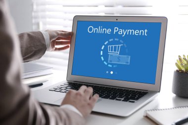 Bilgisayarı online ödeme için kullanan kadın, yakın plan.