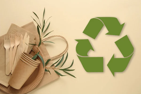 Плоска Композиція Екологічно Чистими Продуктами Символом Переробки Бежевому Фоні — стокове фото