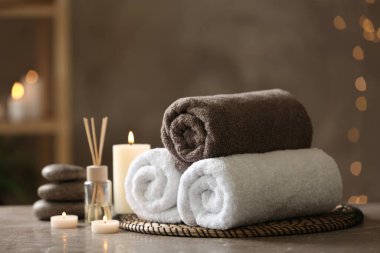 Gri mermer masadaki spa taşlarıyla güzel bir kompozisyon.