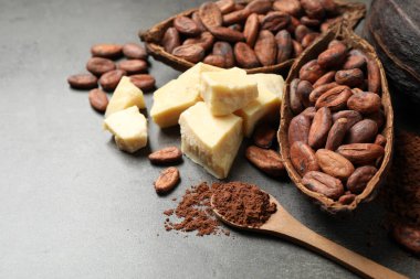 Gri masadaki organik kakao yağlı kompozisyon, yakın plan.