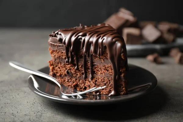Smaklig Chokladkaka Serverad Grått Bord — Stockfoto