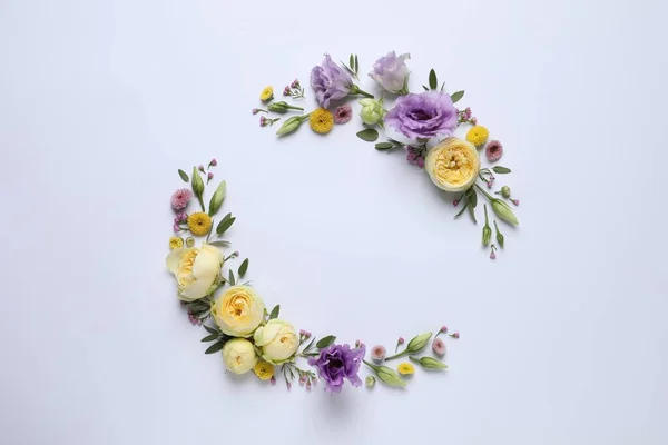 Στεφάνι Από Όμορφα Λουλούδια Και Πράσινα Φύλλα Ανοιχτό Φόντο Επίπεδο — Φωτογραφία Αρχείου