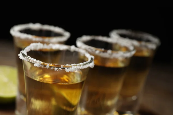 Mexikanska Tequila Skott Med Salt Bordet Närbild — Stockfoto