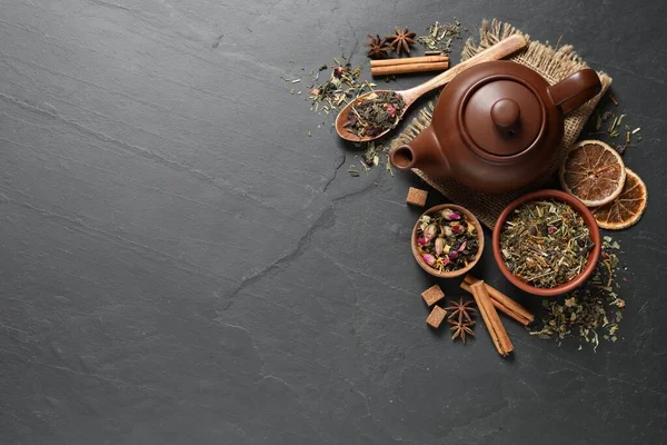 Composición Plana Con Diferentes Tés Secos Sobre Mesa Gris Espacio — Foto de Stock