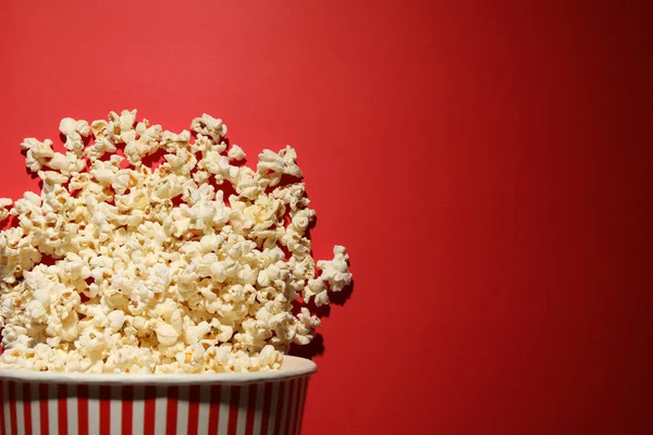 Köstliches Popcorn Auf Rotem Hintergrund Draufsicht Raum Für Text — Stockfoto