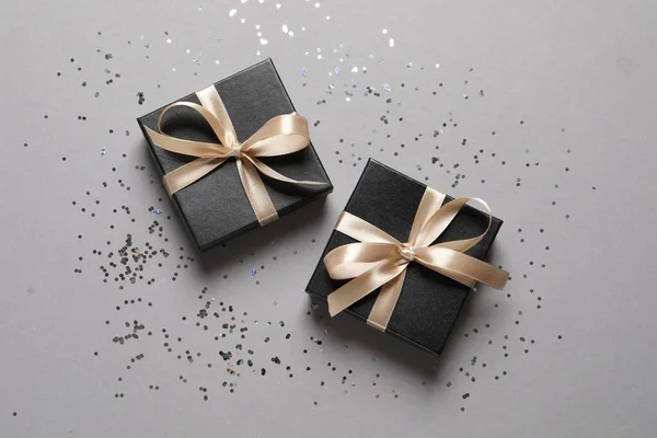 Hermosas Cajas Regalo Confeti Sobre Fondo Gris Planas — Foto de Stock