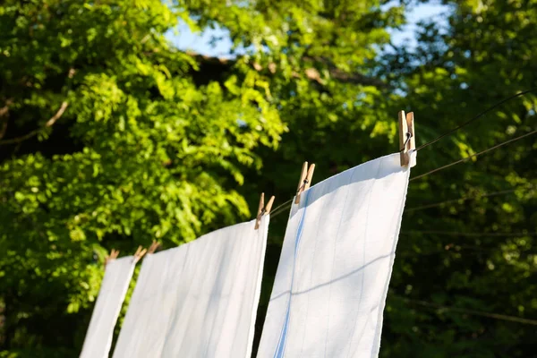 Mencuci Garis Dengan Binatu Bersih Dan Clothespins Luar Ruangan — Stok Foto