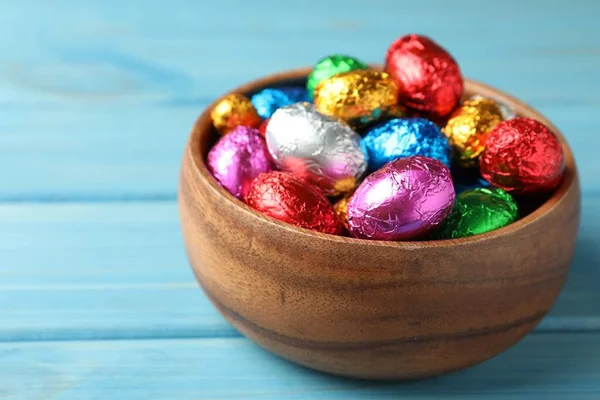 Bol Avec Des Œufs Chocolat Enveloppé Dans Une Feuille Colorée — Photo