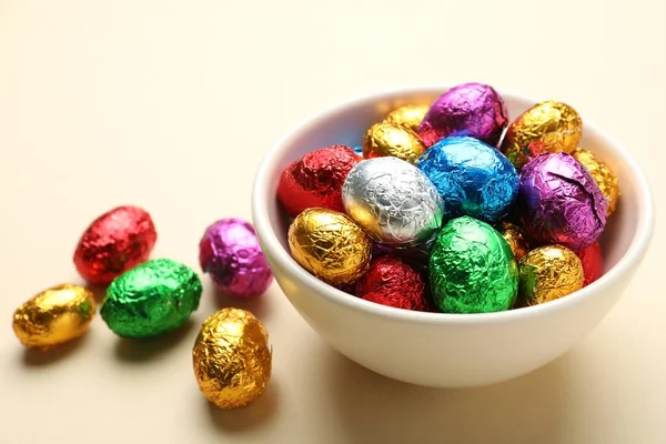 Œufs Chocolat Enveloppés Dans Une Feuille Colorée Sur Fond Beige — Photo