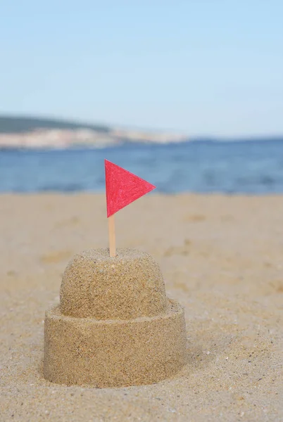 Beautiful Sand Castle Red Flag Beach Sea — Φωτογραφία Αρχείου