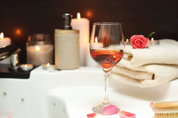 Wine Glass Towels Rose Edge Bath Indoors Romantic Atmosphere — Stock Photo, Image