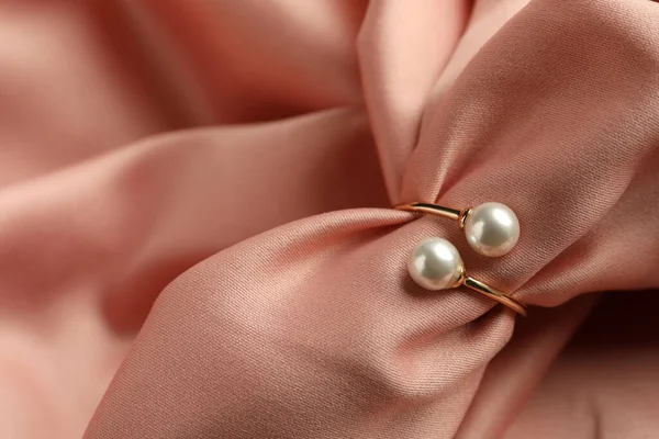 Elegant Golden Ring Pearls Pink Silk Closeup — 图库照片