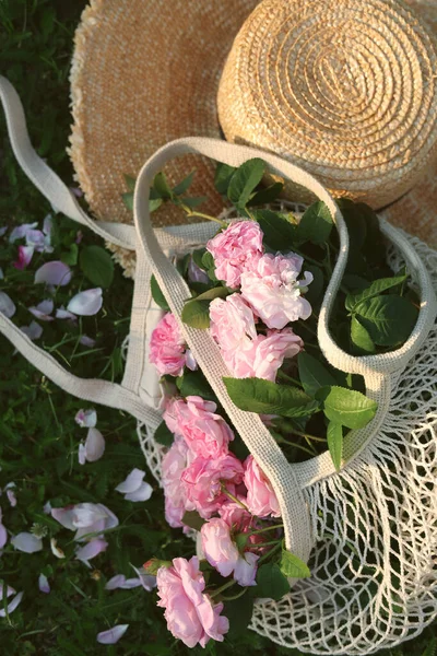 Straw Hat Mesh Bag Beautiful Tea Roses Green Grass Outdoors — Stockfoto