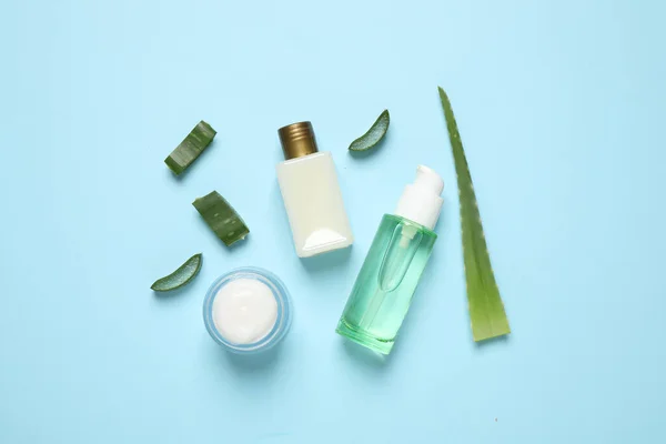 Açık Mavi Zemin Üzerinde Aloe Vera Kozmetik Ürünleri Ile Düz — Stok fotoğraf