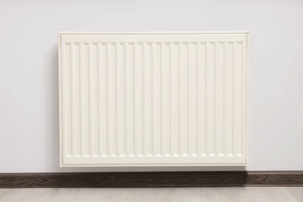 Современный Радиатор Белой Стене Комнате Система Центрального Отопления — стоковое фото