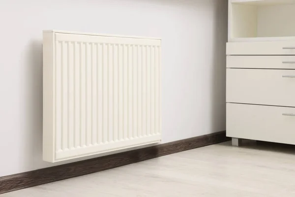 Современный Радиатор Белой Стене Комнате Система Центрального Отопления — стоковое фото