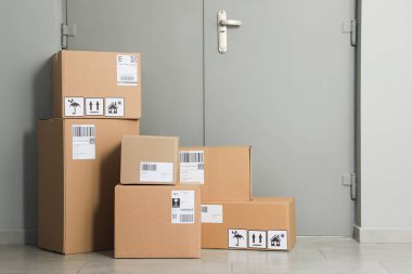 Girişe yakın yerde karton kutular var. Paket teslimat servisi