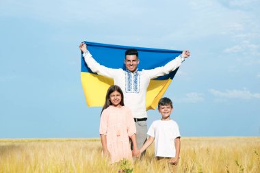 Ulusal Ukrayna bayrağı altında mutlu bir aile.