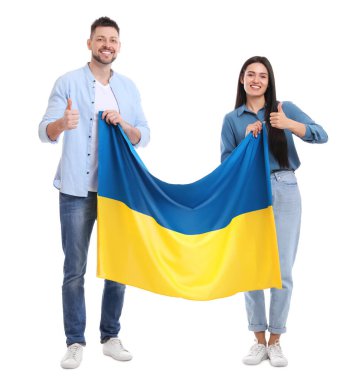 Beyaz arka planda Ukrayna bayrağı taşıyan mutlu çift