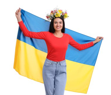 Beyaz arka planda Ukrayna bayrağı olan çiçek desenli bir kadın.