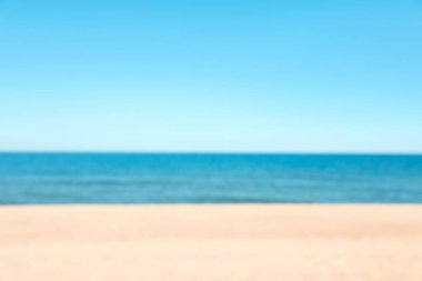 Deniz kenarındaki kumlu sahilin bulanık görüntüsü