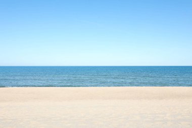 Deniz kenarındaki kumsal manzarası.