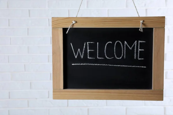 Small Chalkboard Word Welcome Hanging White Brick Wall Space Text — Fotografia de Stock