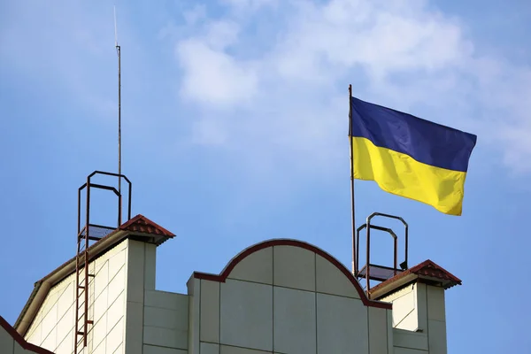 Ukrajinská Vlajka Stavbě Proti Modré Obloze — Stock fotografie