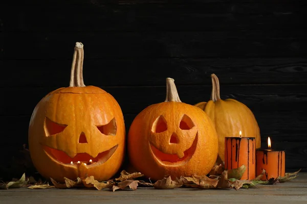 Abóboras Com Rostos Assustadores Velas Acesas Fundo Madeira Preta Halloween — Fotografia de Stock