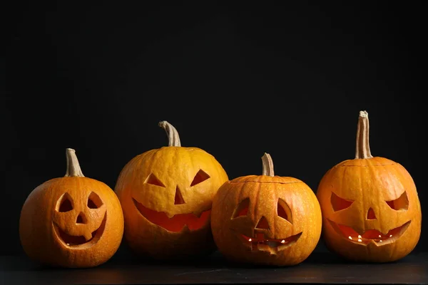 Abóboras Com Rostos Assustadores Fundo Preto Halloween Decoração Tradicional — Fotografia de Stock