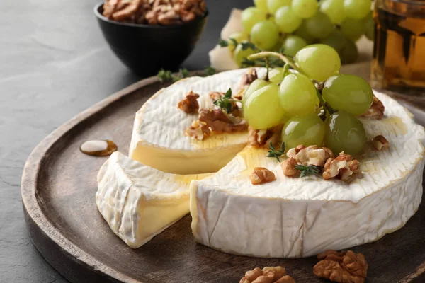 Brie Cheese Served Grapes Walnuts Honey Grey Table Closeup — Stock fotografie